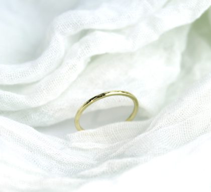 Gouden ring gehamerd - Madame Bijou