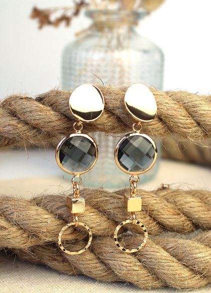 Oorbellen fantasie - Facetkraal met goudkleurige kubus