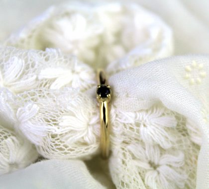 Gouden ring met zwarte zirconia - Madame Bijou