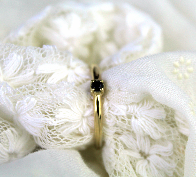 Gouden ring met zwarte zirconia - Madame Bijou