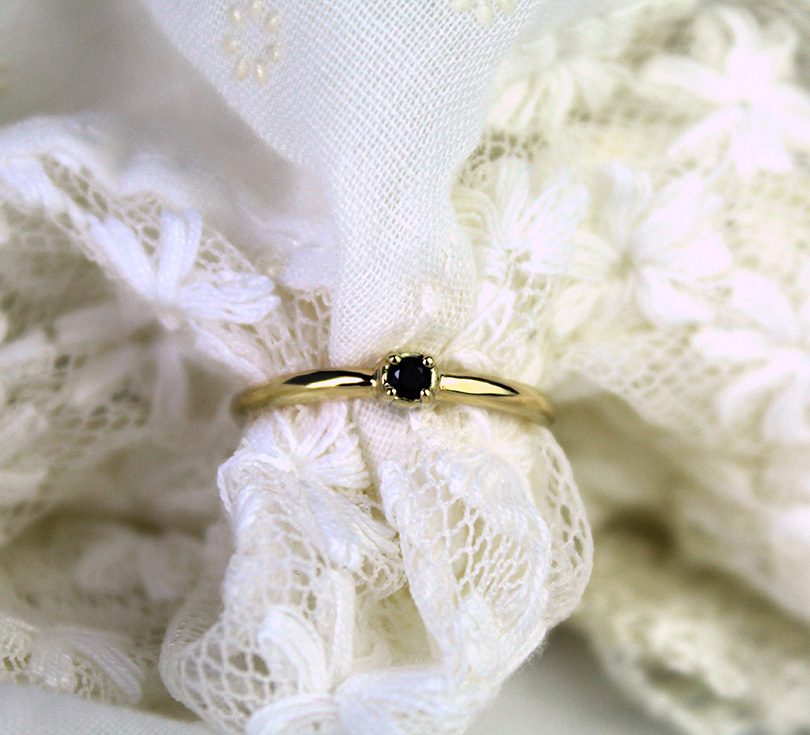 Gouden ring met zwarte zirconia - Madame Bijou