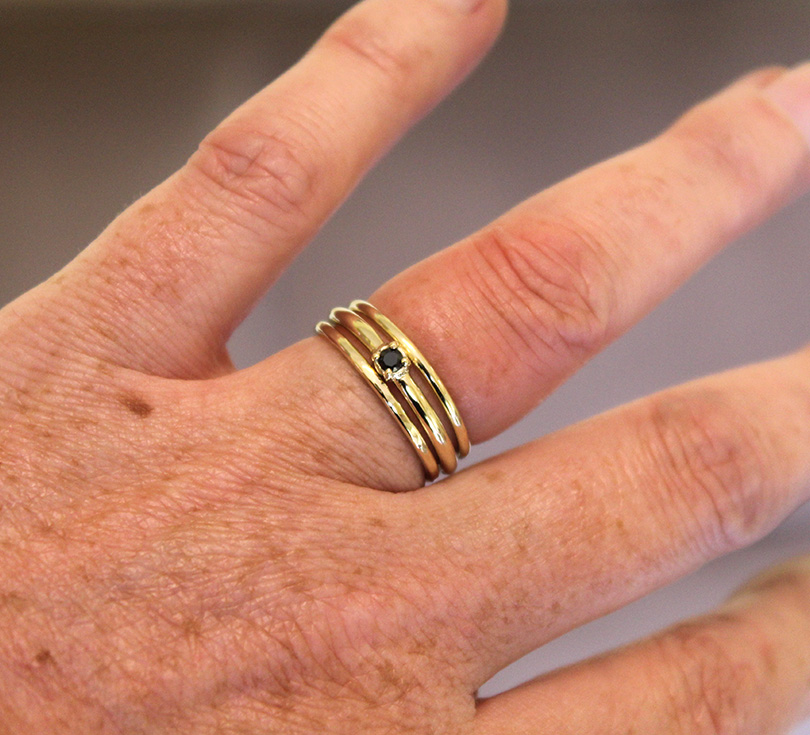 Gouden ring met zwarte zirconia - Madame Bijou