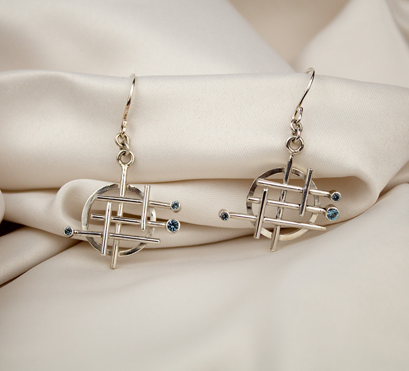 Kruispunten oorbellen blue topaz - Madame Bijou