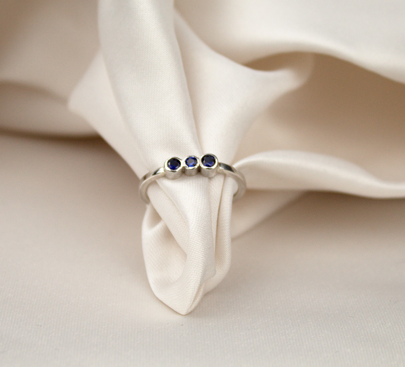 Kruispunten ring saffier - Madame Bijou